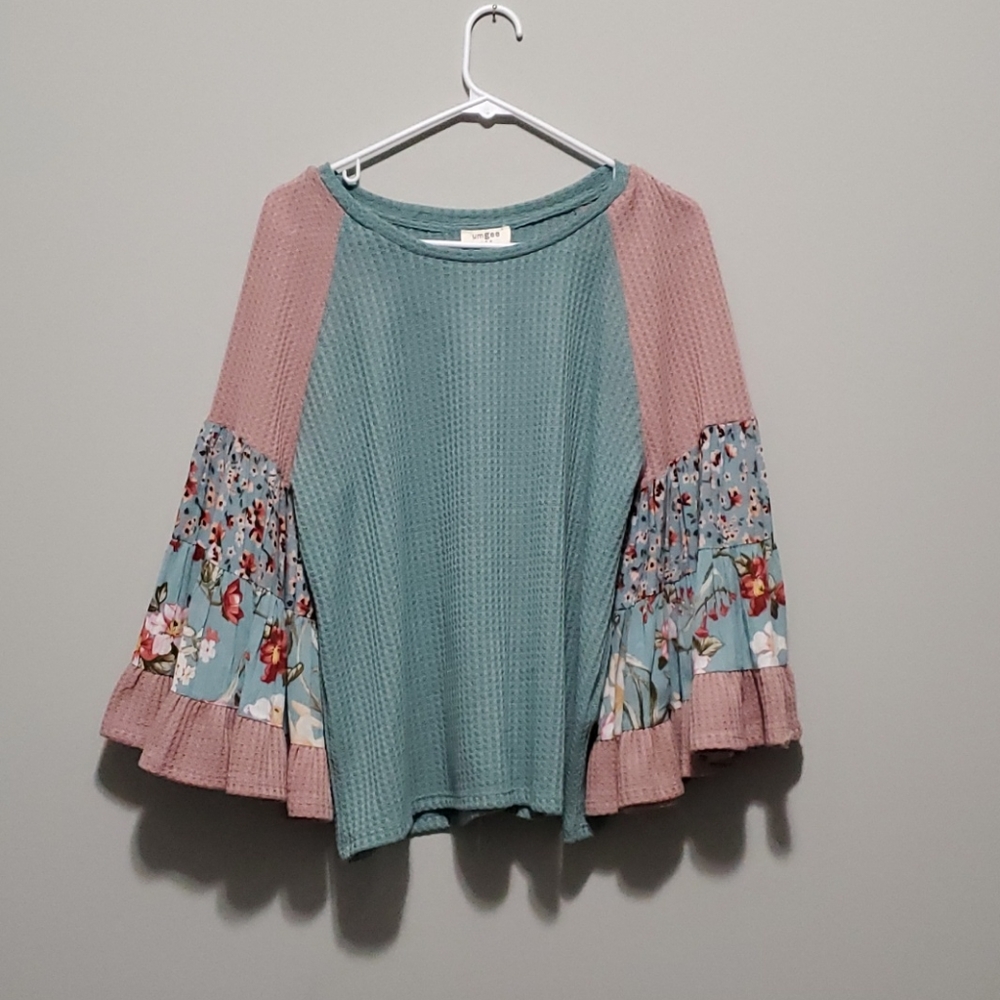 Umgee size small. Bell sleeve floral sweater